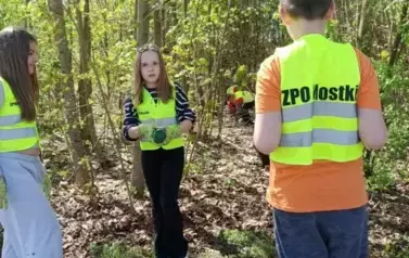 Klasa 4 podczas akcji sprzątania