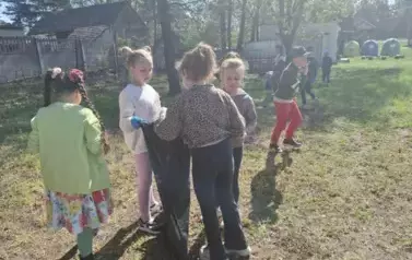 Klasa 2 sprzątająca teren wok&oacute;ł szkoły