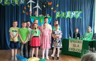 Klasa 3 z piosenką &bdquo;Śmieciu, precz&rdquo;.