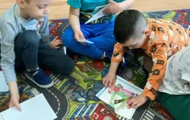 Przedszkolaki układają bajkowe puzzle.