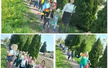 Kolorowy korow&oacute;d z kwiatami.