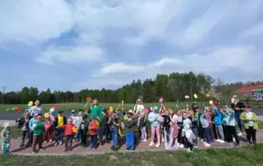 Dzień Ziemi - zdjęcie grupowe przedszkolak&oacute;w