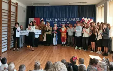 Wsp&oacute;lne zdjęcie  występujących uczni&oacute;w.