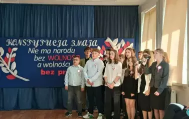 \'Witaj, majowa jutrzenko\' w wykonaniu uczni&oacute;w z klasy si&oacute;dmej.