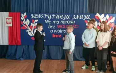 Uczniowie  prowadzą dialog na temat roli Konstytucji 3 maja