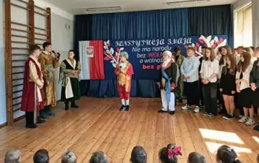 Posłowie - Paweł i Ksawery, przekonują kr&oacute;la do przyjęcia Konstytucji