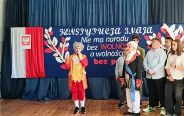 Mateusz jako kr&oacute;l Stanisław August Poniatowski składa uroczystą przysięgę.