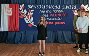 Julka wyjaśnia znaczenie 3 maja w historii Polski.