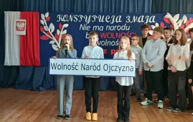 Gł&oacute;wne hasła uroczystości om&oacute;wione przez uczni&oacute;w klasy piątej.