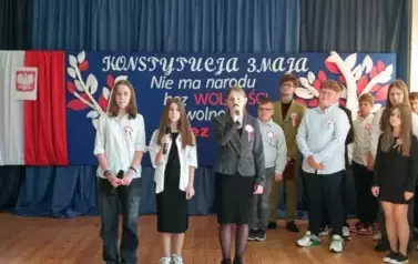 \'Gawęda o miłości ziemi ojczystej\' Wisławy Szymborskiej wygłoszona przez uczennice klasy si&oacute;dmej