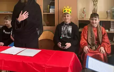 Wdowa, a za nią Kirkor, w trakcie zeznań.