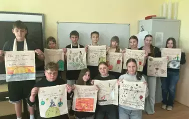 Uczniowie prezentują eko torby inspirowane Małym Księciem.
