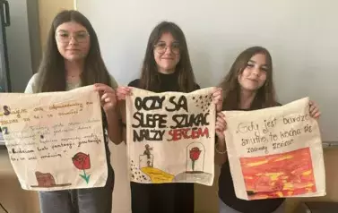 Uczennice z dumą prezentują ukończone projekty eko toreb.