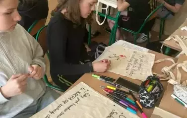 Uczennice klasy 7 w trakcie projektowania eko toreb.