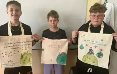 Chłopcy prezentują swoje projekty eko toreb.