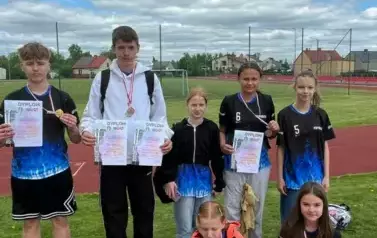 Nasza drużyna po zawodach w Oleśnicy z medalami i dyplomami