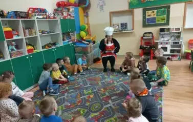 Pani Dorota przeczytała dzieciom wiersz &bdquo;Warzywa&rdquo;