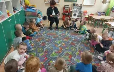 Pani Dorota przeczytała dzieciom wiersz &bdquo;Okulary&rdquo;
