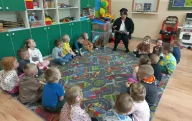 Pani Dorota przeczytała dzieciom wiersz &bdquo;Lokomotywa&rdquo;