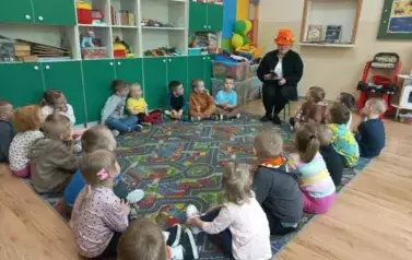 Pani Dorota przeczytała dzieciom wiersz &bdquo;Dyzio Marzyciel&rdquo;