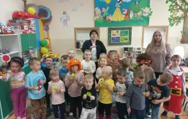 Pamiątkowe zdjęcie grupy &bdquo;Słoneczka&rdquo; po zajęciach Wyspa Tuwima