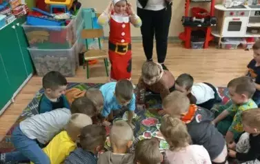 Dzieci zgadywały, jakie warzywa pojawiły się w wierszu.