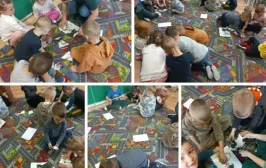 Dzieci układały puzzle nawiązujące do wiersza &bdquo;Okulary&rdquo;