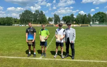 Bartosz otrzymuje dyplom