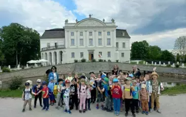 Zdjęcie grupowe dzieci z grup &bdquo;Słoneczka&rdquo; i &bdquo;Motylki&rdquo; przed Pałacem w Kurozwękach.