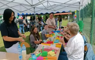 Wykonywanie kwiat&oacute;w z papieru