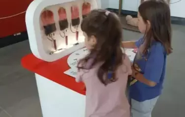 Uczniowie poznają r&oacute;żne grupy krwi.