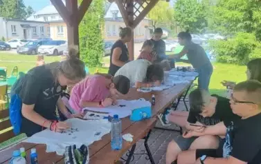 Wykonywanie własnych projekt&oacute;w na koszulkach