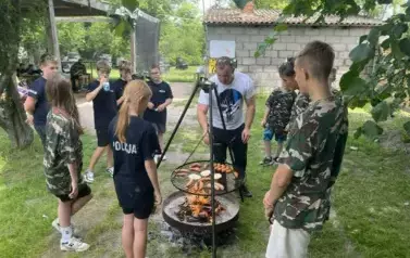 Pieczenie kiełbasek po grze