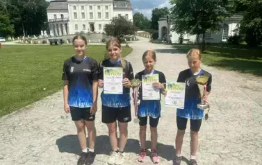 Dziewczęta z medalami i pucharami