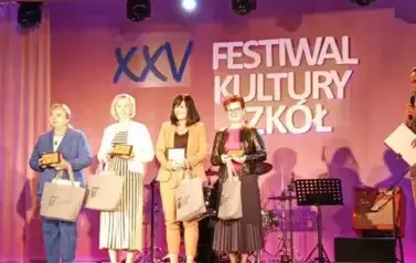Pani Dyrektor odbiera podziękowanie