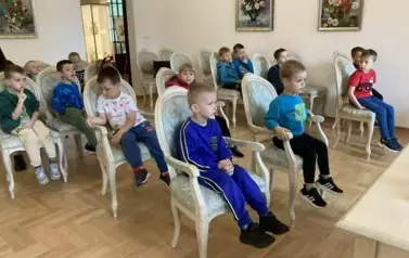 Sala ślub&oacute;w - słuchanie legendy związanej ze Staszowem.