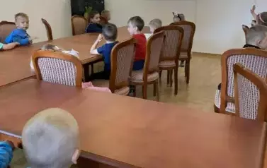 Przedszkolaki oglądają film o Staszowie.