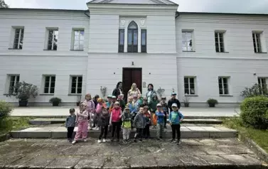 Grupa Słoneczka - zdjęcie grupowe przed Pałacem.