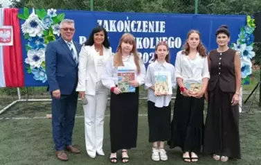 Wyr&oacute;żnienione uczennice z klasy VII z Panią Dyrektor, Panią Wychowawczynią i Panem Radnym