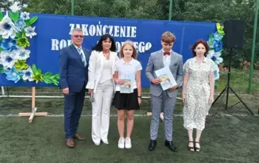 Wyr&oacute;żnieni uczniowie z klasy VI z Panią Dyrektor, Panią Wychowawczynią i Panem Radnym