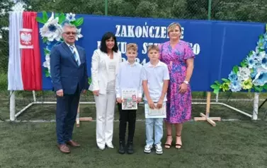 Wyr&oacute;żnieni uczniowie z klasy V z Panią Dyrektor, Panią Wychowawczyniąi Panem Radnym