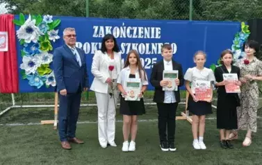 Wyr&oacute;żnieni uczniowie z klasy IV z Panią Dyrektor, Panią Wychowawczynią i Panem Radnym