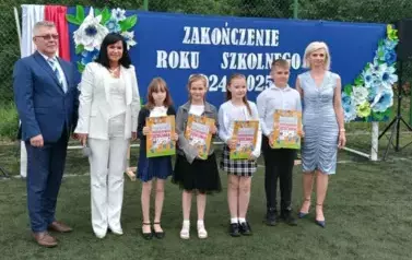 Wyr&oacute;żnieni uczniowie z klasy III z Panią Dyrektor, Panią Wychowawczynią i Panem Radnym