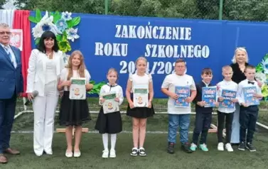 Wyr&oacute;żnieni uczniowie z klasy II z Panią Dyrektor, Panią Wychowawczynią i Panem Radnym