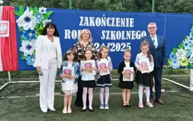 Wyr&oacute;żnieni uczniowie z klasy I z Panią Dyrektor, Panią Wychowawczynią i Panem Radnym