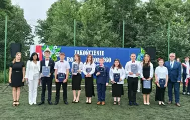 Wsp&oacute;lne zdjęcie absolwent&oacute;w z Panem Radnym, Panią Dyrektor i Panią Wychowawczynią