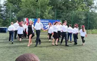 Uczniowie tańczą Poloneza