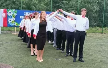 Uczniowie tańczą Poloneza.