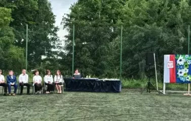 Pani Dyrektor zwraca się do absolwent&oacute;w