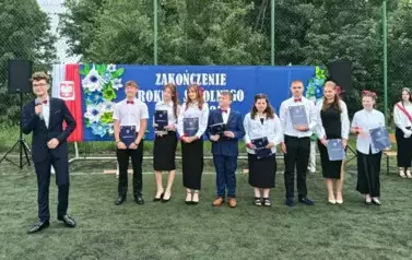 Jaromir śpiewa piosenkę dla swoich koleg&oacute;w i koleżanek z klasy VIII